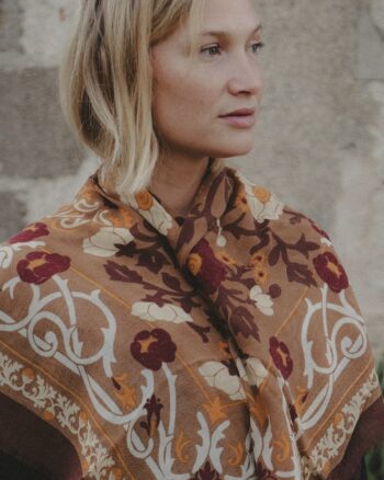 Foulard Marie-Antoinette camel beige Maison Lecomte Flament en laine et soie porté sur les épaules