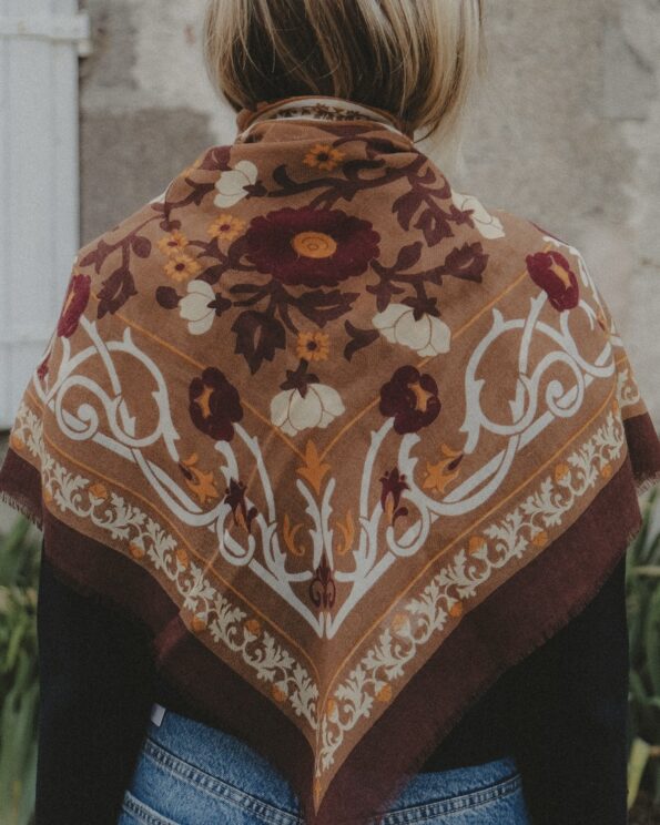 Foulard Marie-Antoinette camel beige Maison Lecomte Flament en laine et soie vu de dos