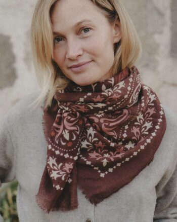 Foulard Saint Emilion cachemire Maison Lecomte Flament porté autour du cou