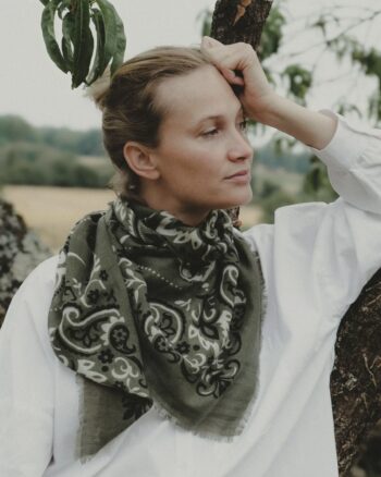 Foulard Bandana Kaki cachemire Maison Lecomte Flament porté autour du cou