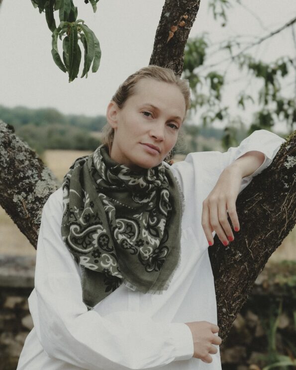 Foulard Bandana Kaki cachemire Maison Lecomte Flament porté par une femme