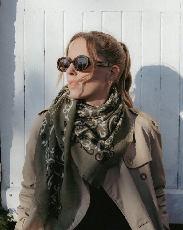 Foulard Bandana Kaki cachemire Maison Lecomte Flament porté avec un trench