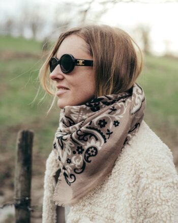 Foulard Bandana Taupe cachemire Maison Lecomte Flament porté par une femme