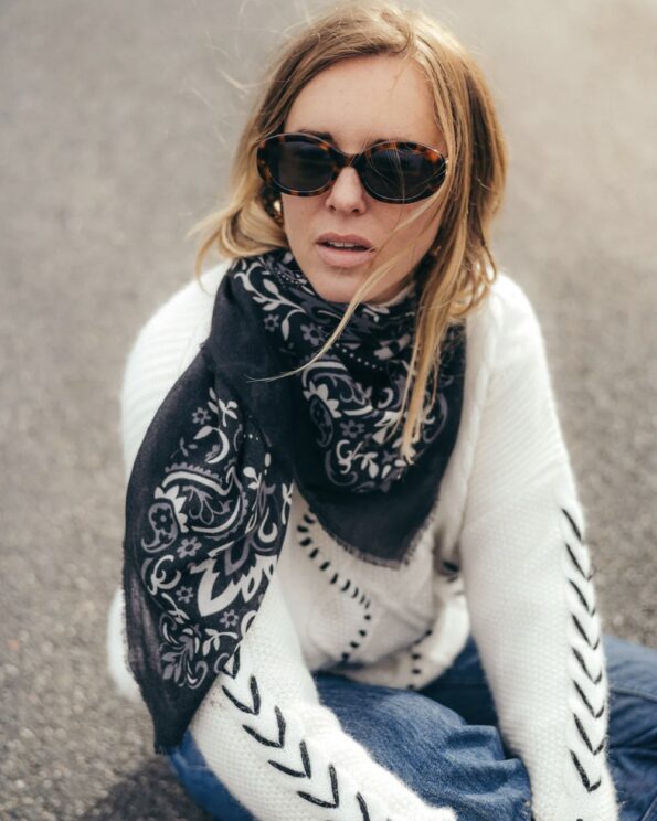Foulard Bandana Noir en laine et cachemire Maison Lecomte Flament porté avec élégance