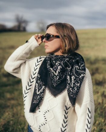 Foulard Bandana Noir en laine et cachemire Maison Lecomte Flament porté en extérieur