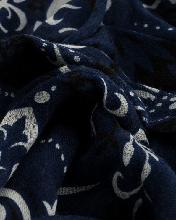 Détail du Foulard Bandana Navy Maison Lecomte Flament en laine et cachemire
