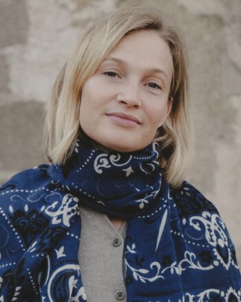 Écharpe Bandana Navy Maison Lecomte Flament en laine et cachemire portée autour du cou