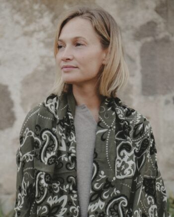 Bandana Écharpe Kaki Maison Lecomte Flament en laine et cachemire porté sur le devant