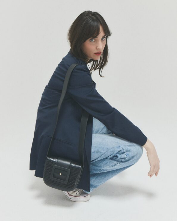 Sac en cuir embossé petit croco noir Le June Mushu Herbert Frère Sœur porté à l’épaule
