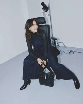 Sac Le Mini Enzo Millau Crispy Noir Herbert Frère Soeur porté à la main en position assise