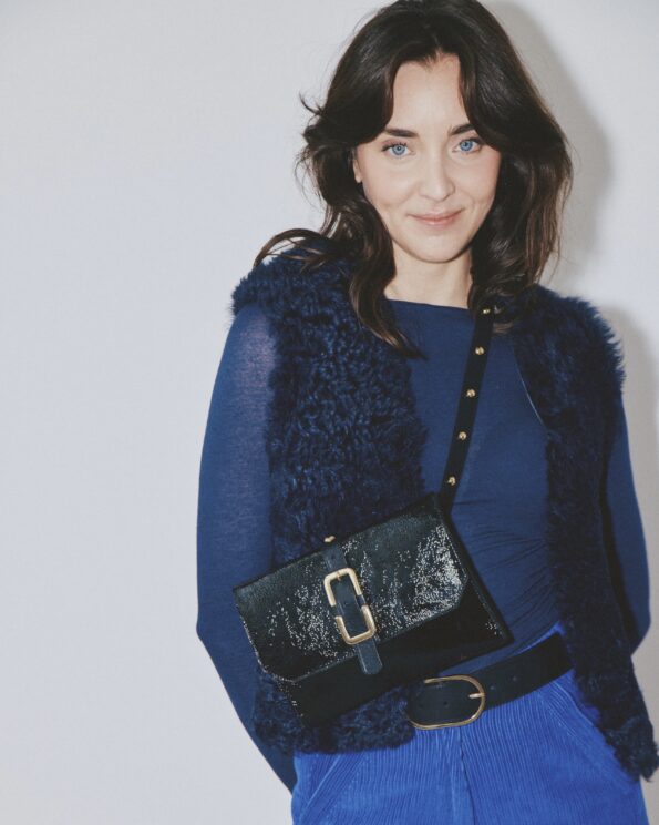 La Lulu Millau Crispy Noir Herbert Frère Sœur – Pochette banane en cuir verni portée à l’épaule