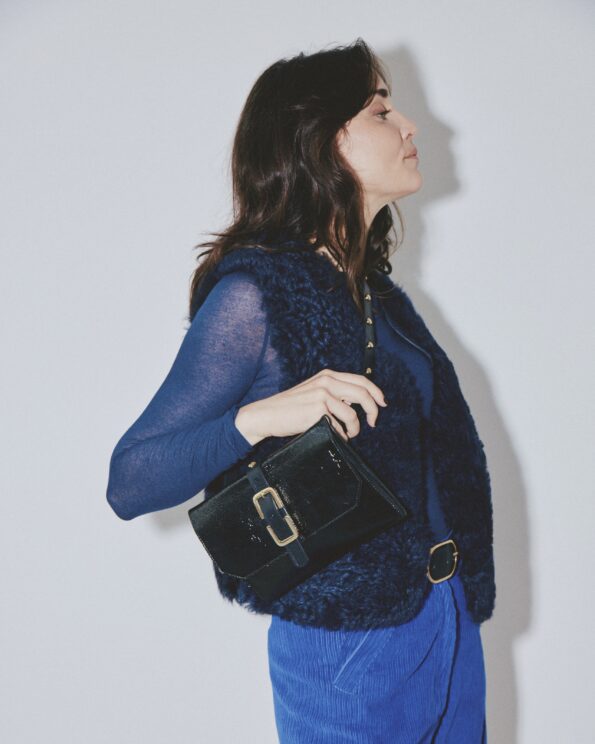 La Lulu Millau Crispy Noir Herbert Frère Sœur – Pochette banane en cuir verni portée à l’épaule