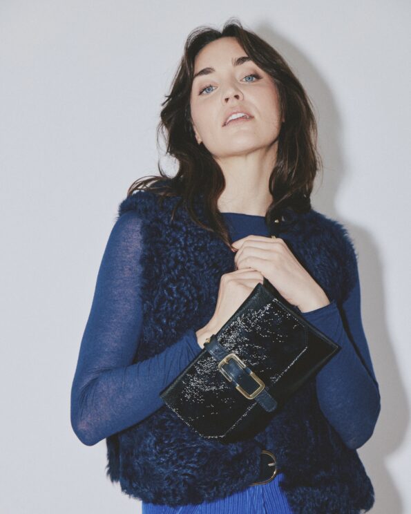 La Lulu Millau Crispy Noir Herbert Frère Sœur – Pochette banane en cuir verni tenue à la main