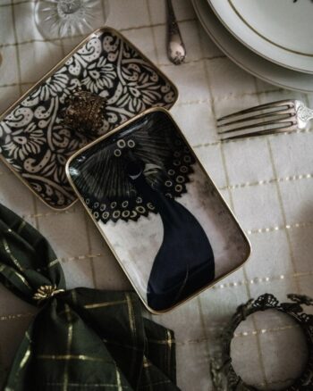 Plateau Solo Les Paons Boncoeurs en aluminium émaillé avec motif paon et bordure dorée sur une table dressée