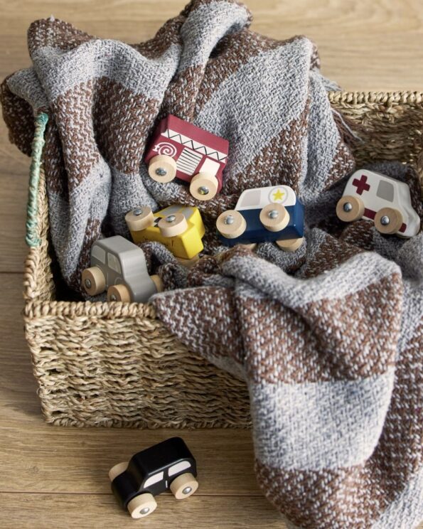 Set de petites voitures Avin Bloomingville MINI en bois FSC, dans un panier avec couverture tricotée