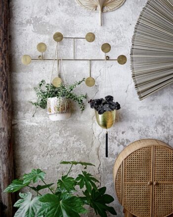 Porte-manteaux Fia Bloomingville en métal finition laiton, utilisé comme support mural décoratif avec plantes suspendues