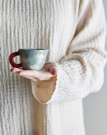 Tasse Nini Bloomingville MINI en grès bleu avec nuages blancs peints à la main