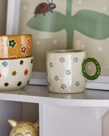 Tasse Dorthea Bloomingville MINI en grès blanc décorée de fleurs peintes à la main