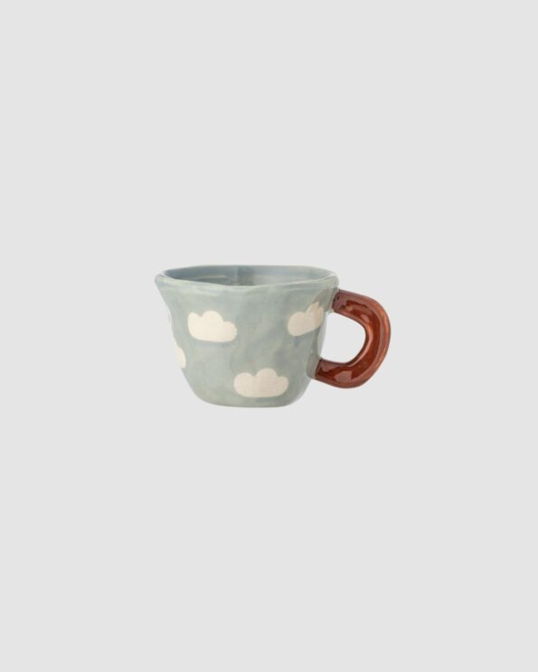 Tasse Nini Bloomingville MINI en grès bleu avec nuages blancs peints à la main