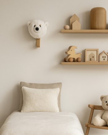 porte manteau ours blanc wild and soft installé dans une chambre d’enfant