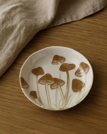 Coupelle Mushroom Opjet en céramique avec motif champignons marron sur fond blanc