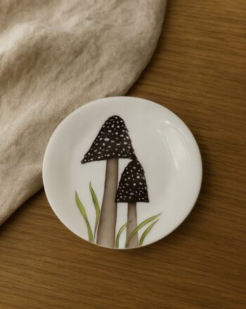 Assiette Mushroom Opjet en céramique avec motif champignons noirs et verts