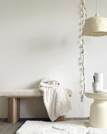 Plaid Annie blanc Opjet Paris – Plaid déco douillet sur banc en bois