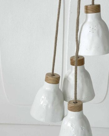 Suspension Rosinette triple Opjet en céramique blanche et bois, design artisanal