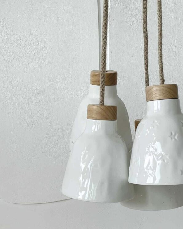Suspension Rosinette triple Opjet en céramique blanche avec finition bois et cordons textiles