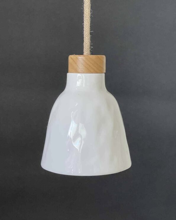 Suspension Rosinette simple Opjet en céramique blanche avec finition bois clair