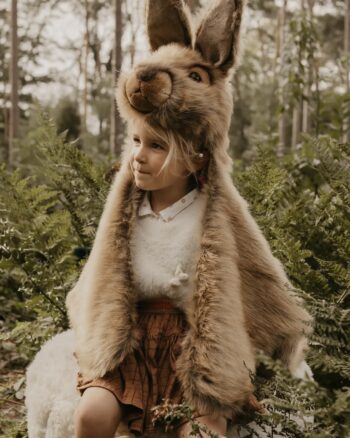 Déguisement Lièvre Wild and Soft porté par un enfant dans la forêt