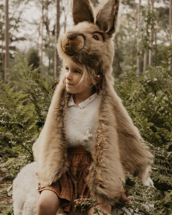 Déguisement Lièvre Wild and Soft porté par un enfant dans la forêt