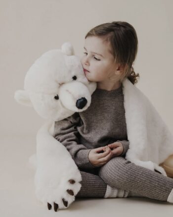 Déguisement Ours Polaire Wild and Soft – Enfant portant la cape ours polaire en fausse fourrure blanche