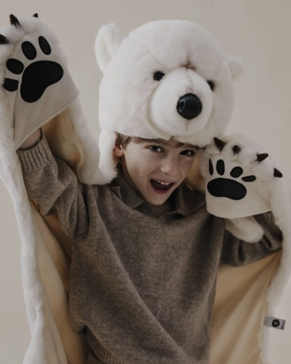 Enfant portant le Déguisement Ours Polaire Wild and Soft – Cape blanche avec capuche et pattes