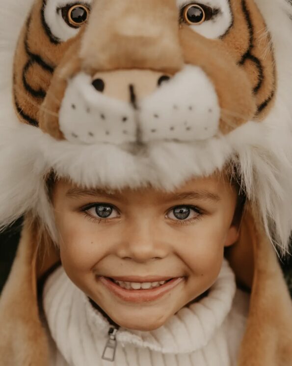 Déguisement Tigre Wild and Soft, enfant souriant portant un costume animalier doux et amusant