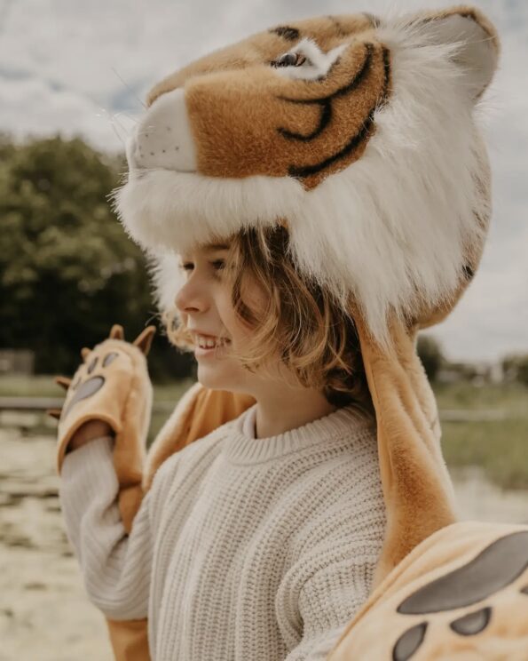 Déguisement Tigre Wild and Soft, enfant jouant avec un costume animalier en fausse fourrure douce