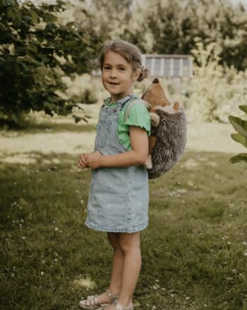Sac à dos peluche hérisson Wild and Soft porté par une enfant