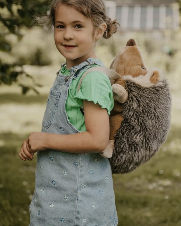 Sac à dos peluche hérisson Wild and Soft sur le dos d’une enfant