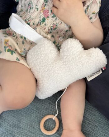 Coussin musical Donna Mellipou – bébé avec le coussin nuage en tissu bouclette et anneau bois