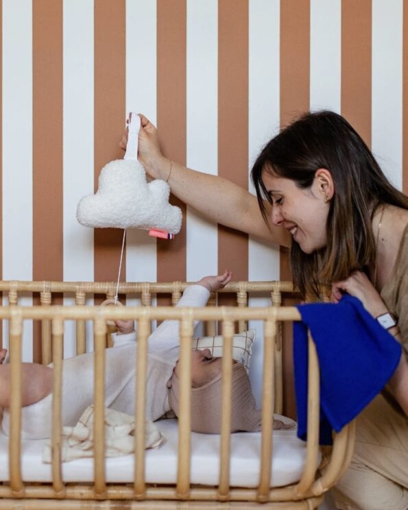 Coussin musical Donna Mellipou – maman suspend le coussin nuage au berceau de bébé