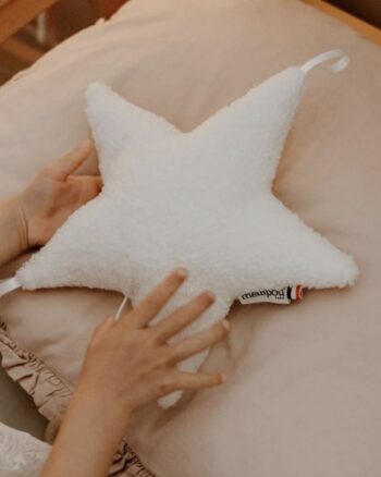 Bébé tenant l’étoile musicale Donna Mellipou écru fabriquée en France