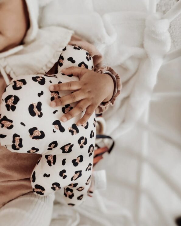 Bébé tenant le nuage musical Baker Mellipou imprimé léopard fabriqué en France