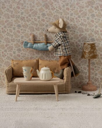 Sofa Souris Mable Maileg dans la maison Farmhouse avec table et accessoires