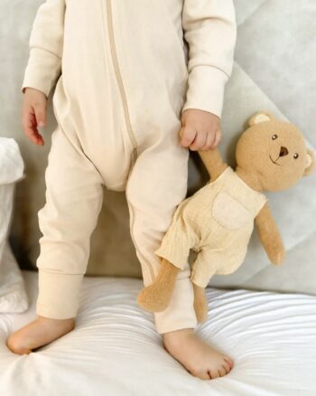 Enfant tenant la peluche Marcel Ours Egmont Toys en salopette beige, doudou doux pour bébé