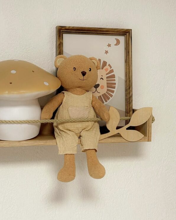 Peluche Marcel Ours Egmont Toys assise sur une étagère en bois, décoration douce pour chambre d’enfant