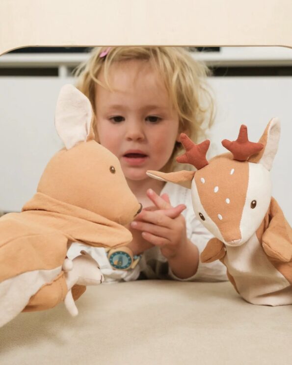 enfant jouant avec marionnette faon Egmont Toys
