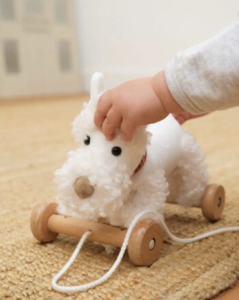 Chien à tirer Lola en peluche et bois – Jouet d’éveil Egmont Toys