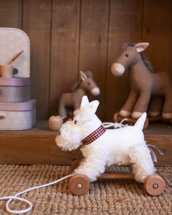 Chien à tirer Lola en peluche blanche avec collier à carreaux – Egmont Toys