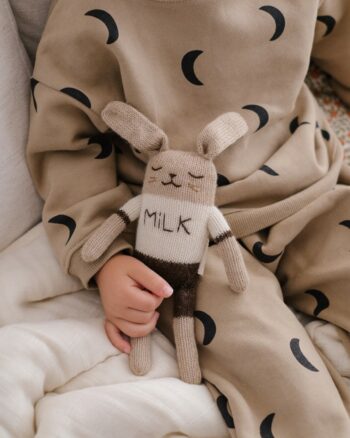 Doudou Lapin Milk Main Sauvage x Organic Zoo en laine baby alpaga