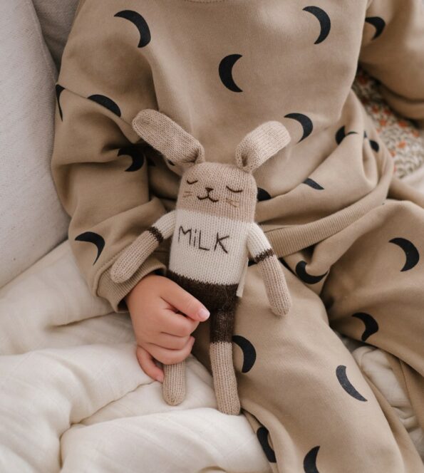 Doudou Lapin Milk Main Sauvage x Organic Zoo en laine baby alpaga